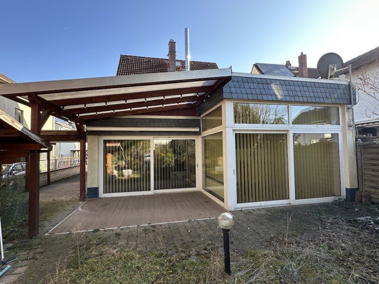 Gartenansicht Bischofsheim Haus ***VERKAUFT***Gepflegtes Zweifamilienhaus mit viel Platz in toller Lage von Bischofsheim