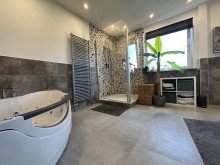 Badezimmer ***VERKAUFT***Traumhaftes 1-2 Familienhaus mit Pool: Wohnen in der Oase der Entspannung