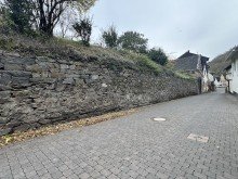 Stra�e in Manubach **VERKAUFT**Wohnidylle im Mittelrheintal: Zweifamilienhaus mit Hanglage