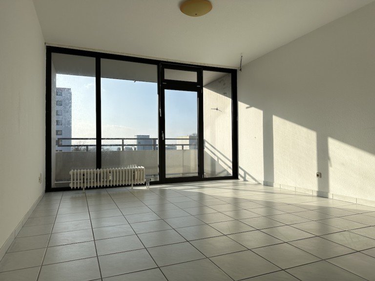 Wohnzimmer Wiesbaden-Biebrich Wohnung ***VERKAUFT*** Klein aber fein! 1-Zimmer-Wohnung mit Loggia und TG-Stellplatz in WI-Biebrich