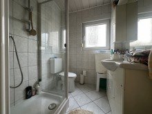 Badezimmer EG Attraktives Mehrfamilienhaus mit 5 Einheiten in R�sselsheim