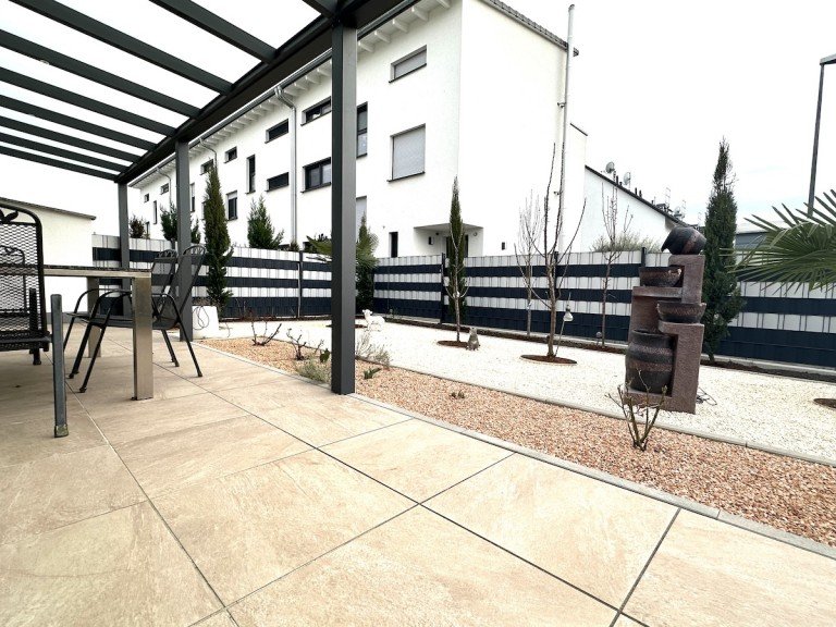 Terrasse R�sselsheim Reihenendhaus ***VERKAUFT***Ger�umig und grandios: Exklusives Einfamilienhaus in R�sselsheim