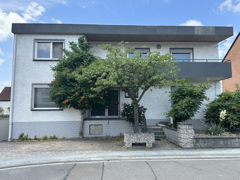 Stra�enansicht Ginsheim Einfamilienhaus **VERKAUFT** Mehr als nur vier W�nde: Vielseitiges Einfamilienhaus mit Potential in Ginsheim